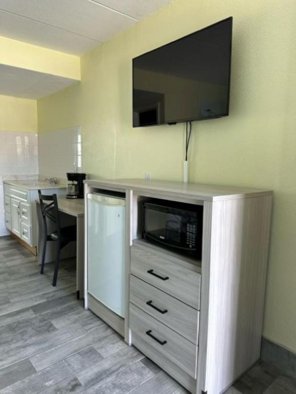 Royal Canadian Motel Wildwood Extérieur photo